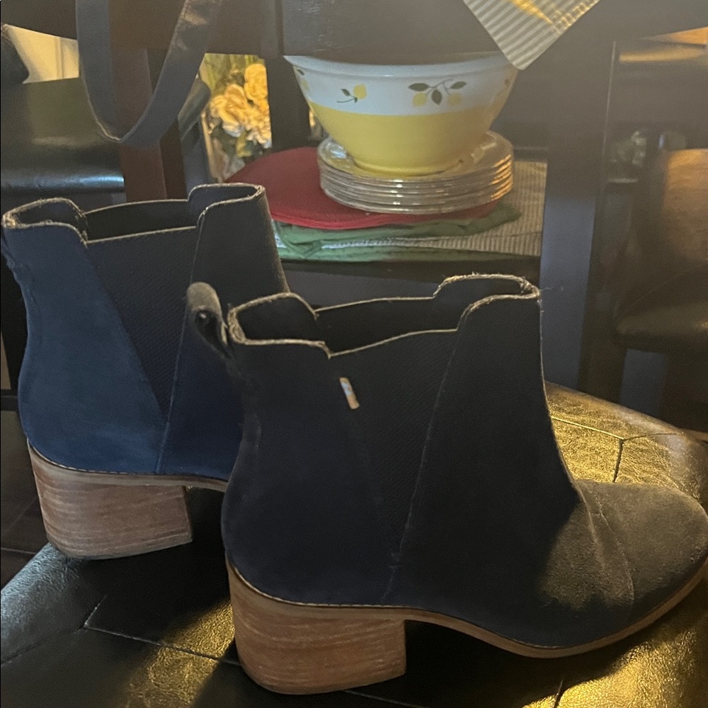 Tom's suede Navy Ankle Boots like new - Picture 3 of 8